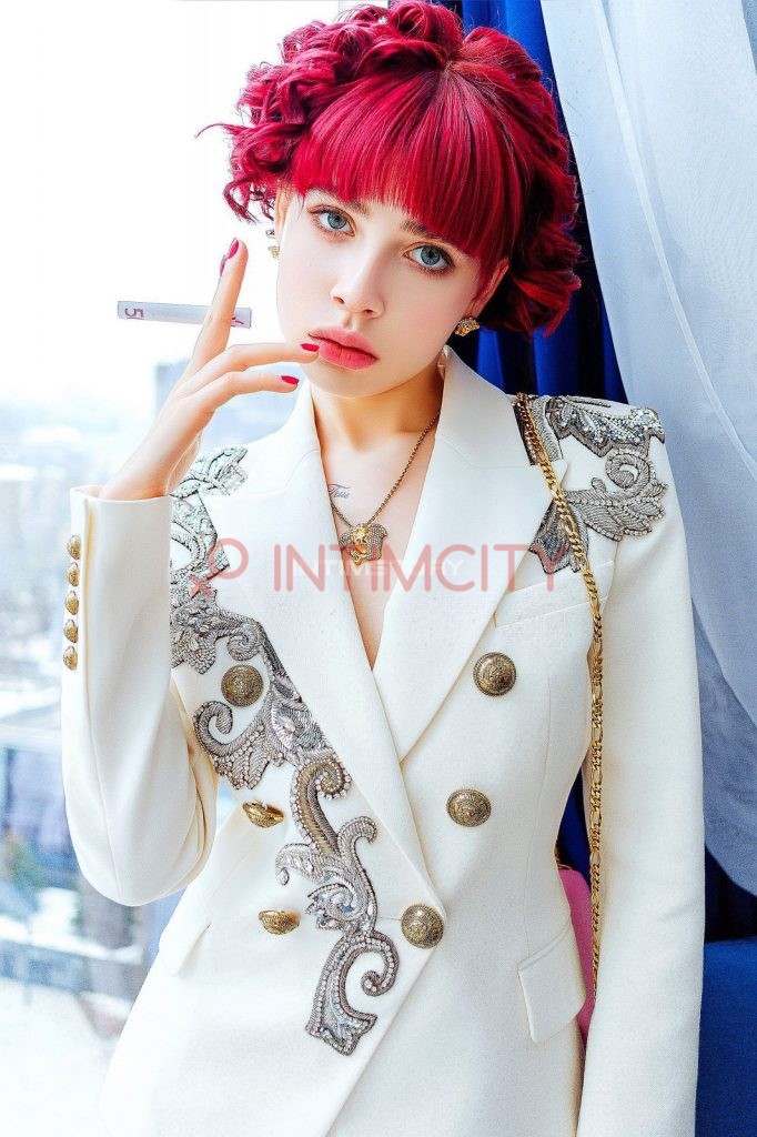 Проститутка Тигрёнок сосет писю IntimCity